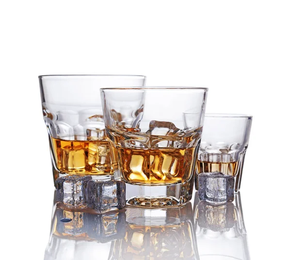 Τρία ποτήρια scotch ουίσκι με παγάκι — Φωτογραφία Αρχείου