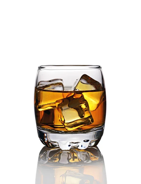 Glas van scotch whisky met ijsblokje — Stockfoto