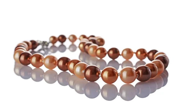 Luxe élégant collier de perles dorées close-up — Photo