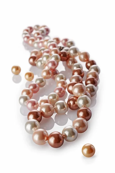 Luxus elegante farbige Perlenketten in Nahaufnahme — Stockfoto
