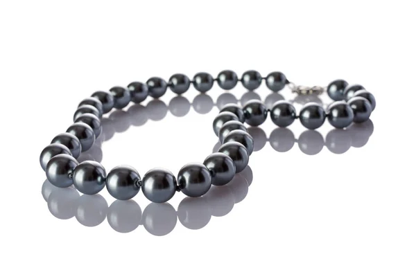 Luxe élégant collier de perles argentées close-up — Photo