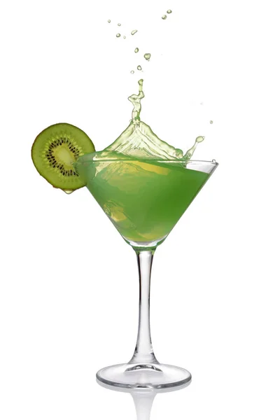 Spruzzi in vetro di bevanda di cocktail alcolica di zecca verde con kiwi — Foto Stock