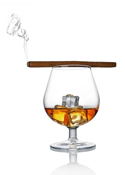 Ποτήρι δυνατό αλκοολούχο ποτό scotch ουίσκι με παγάκι και το κάπνισμα πούρων — Φωτογραφία Αρχείου