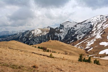 Bahar, yatay, Kafkas Dağları'nın kar ile kaplı tepeler