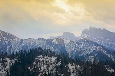 Kafkas Dağları kar ile dramatik aydınlatma/EC bahar peyzaj