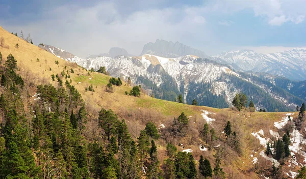 Springtime landscape of caucasus mountains with peaks covered by snow — Stock Photo, Image