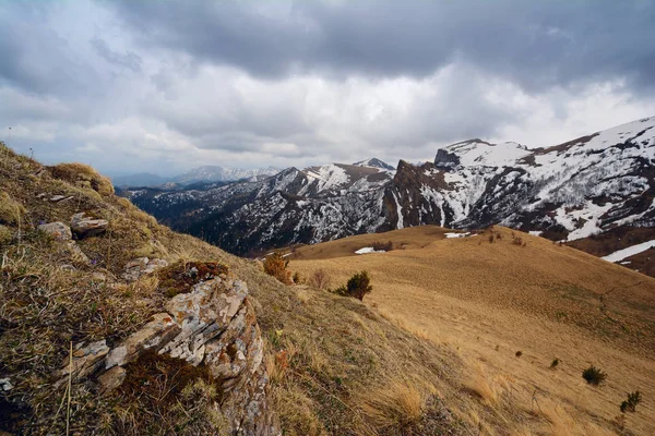 Springtime landscape of caucasus mountains with peaks covered by snow — Stock Photo, Image