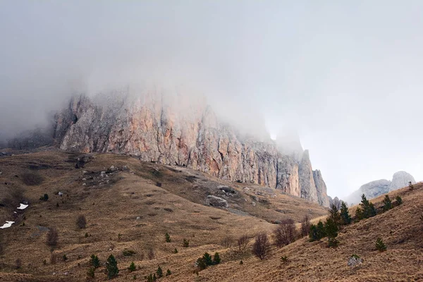 Dimmigt landskap av Kaukasus bergen täcks av vita moln — Stockfoto