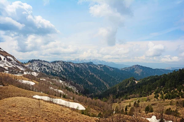 Springtime landscape of caucasus mountains with peaks covered by snow — Stock Photo, Image