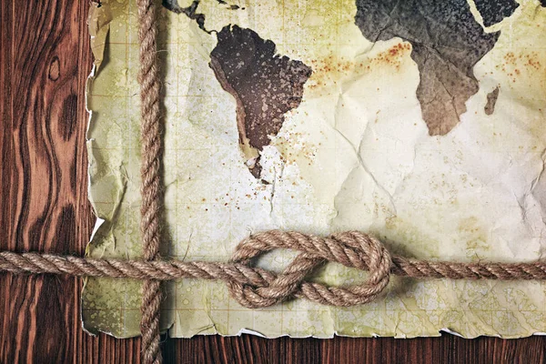 Velho mapa vintage do mundo em papel manchado retro amarelo com nó de corda — Fotografia de Stock