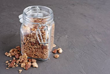 Sağlıklı kahvaltı. Açık cam ev yapımı granola
