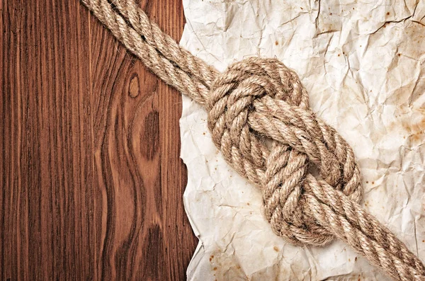 Close-up beeld van een zee-knoop van touw op gele retro gekleurd papier — Stockfoto