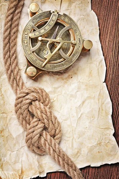 Крупним планом вид на старовинний компас і вузол мотузки на ретро вітражі — стокове фото