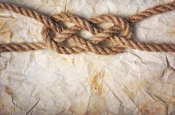 Vue rapprochée d'un noeud marin de corde sur papier rétro — Photo