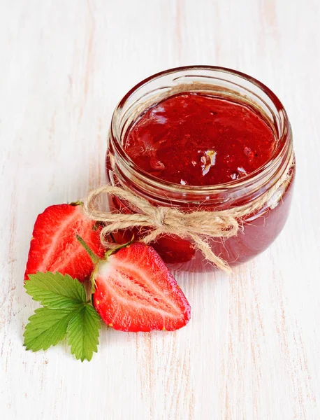 Ingredient for healthy breakfast. Homemade jam in open glass jar with fresh strawberry — Stock Photo, Image