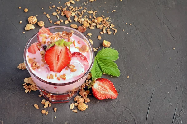Zdrowe śniadanie. Jogurt domowej roboty z dżemu, musli i świeże truskawki w szkle — Zdjęcie stockowe