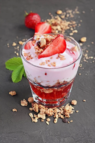 Gesundes Frühstück. hausgemachter Joghurt mit Marmelade, Müsli und frischen Erdbeeren im Glas — Stockfoto