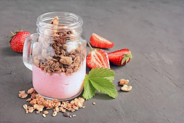 Gezond ontbijt. Zelfgemaakte yoghurt met muesli en verse aardbei in open glazen pot — Stockfoto