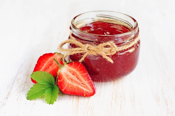 Ingredient for healthy breakfast. Homemade jam in open glass jar with fresh strawberry — Stock Photo, Image