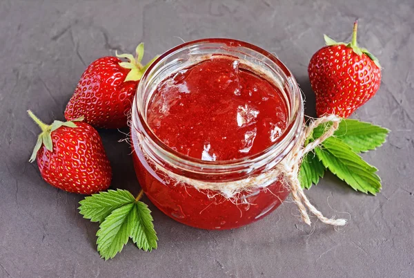 Ingredient for healthy breakfast. Homemade jam in open glass jar with fresh strawberry — Stock Photo, Image