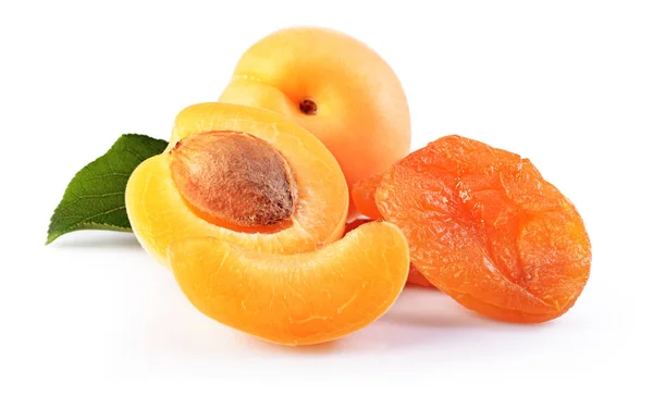 Спелые фрукты для здоровой жизни. Свежий и сушеный абрикос с зеленым листом — стоковое фото