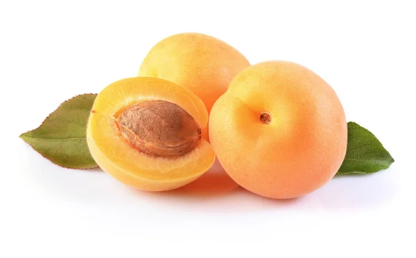 Fruits mûrs pour une vie saine. Abricot frais aux feuilles vertes — Photo