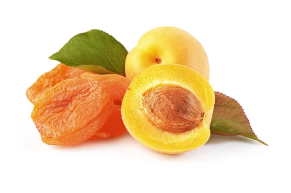 Спелые фрукты для здоровой жизни. Свежий и сушеный абрикос с зелеными листьями — стоковое фото