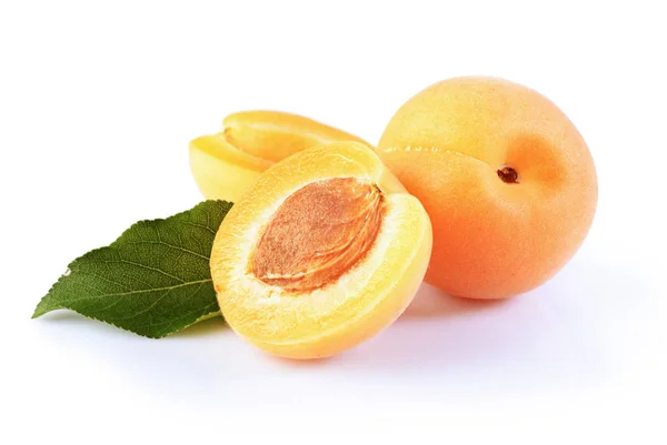 Спелые фрукты для здоровой жизни. Свежий абрикос с зеленым листом — стоковое фото
