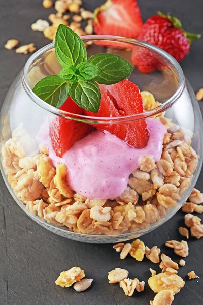 Colazione sana. Granola e yogurt fatti in casa con fragola fresca e menta in vetro — Foto Stock
