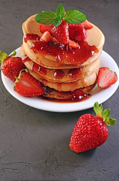 Leckeres Frühstück. hausgemachte Pfannkuchen und Marmelade mit frischen Erdbeeren und Minze — Stockfoto