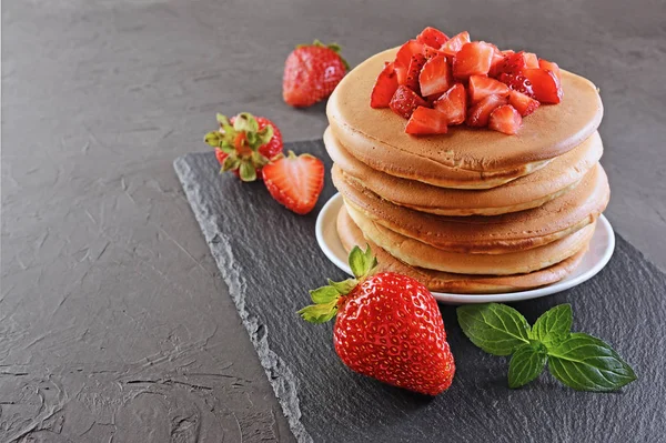 Leckeres Frühstück. hausgemachte Pfannkuchen mit frischen Erdbeeren und Minze — Stockfoto