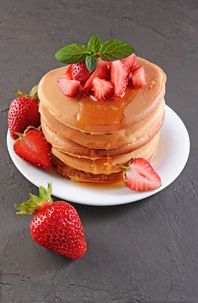 Leckeres Frühstück. hausgemachte Pfannkuchen mit frischen Erdbeeren, Honig und Minze — Stockfoto