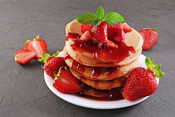Leckeres Frühstück. hausgemachte Pfannkuchen und Marmelade mit frischen Erdbeeren und Minze — Stockfoto
