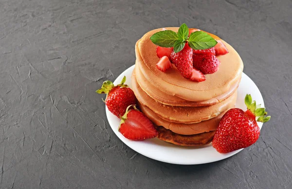 Leckeres Frühstück. hausgemachte Pfannkuchen mit frischen Erdbeeren und Minze — Stockfoto