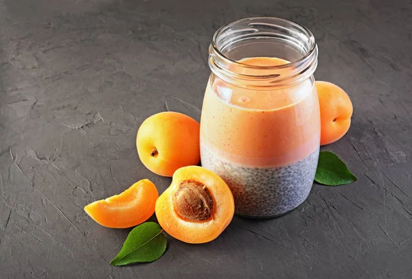 Gezond ontbijt. Chia zaden pudding in een glazen pot met zelfgemaakte yoghurt en verse abrikoos — Stockfoto