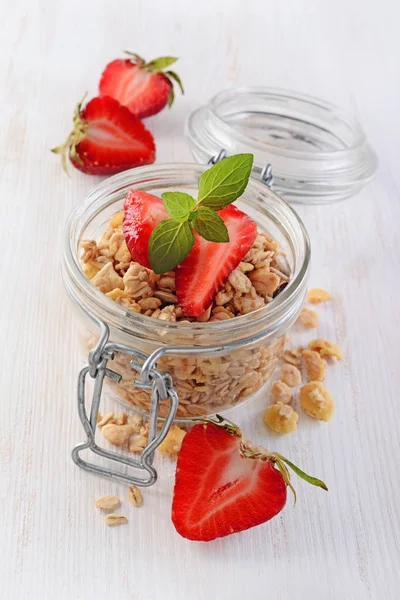 Healthy breakfast. Homemade granola with fresh strawberry and mint in glass jar — Stock Photo, Image