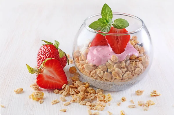 Petit déjeuner sain. Granola et yaourt maison à la fraise fraîche et menthe en verre — Photo