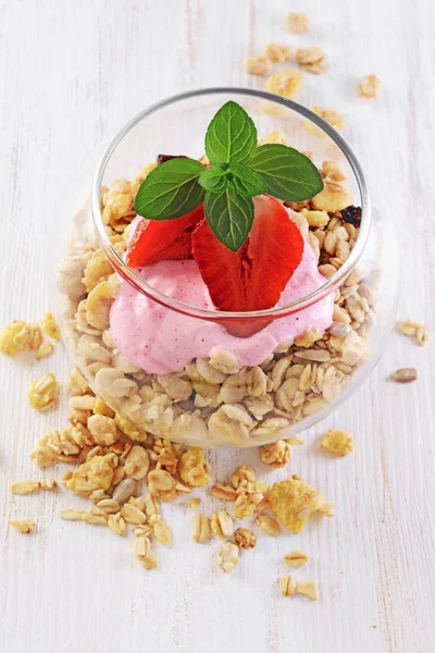 Petit déjeuner sain. Granola et yaourt maison à la fraise fraîche et menthe en verre — Photo