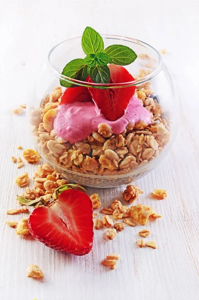 Healthy breakfast. Homemade granola and yogurt with fresh strawberry and mint in glass — Stock Photo, Image