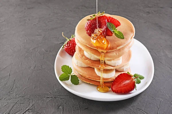 Hausgemachte Pfannkuchen mit frischen Erdbeeren — Stockfoto