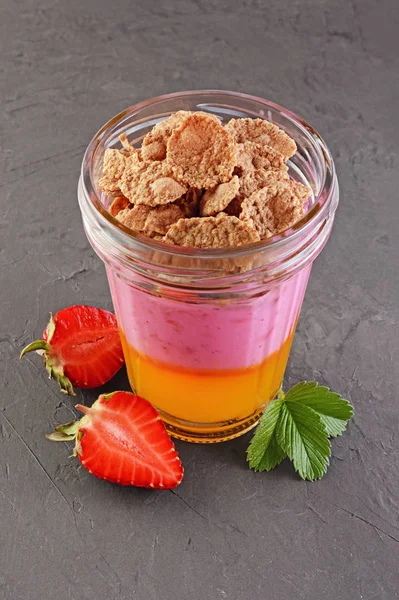 美味的早餐。自制酸奶果冻、 麦片和玻璃中的新鲜草莓 — 图库照片