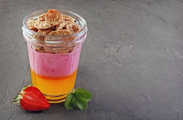 Smakelijk ontbijt. Zelfgemaakte yoghurt met gelei, muesli en verse aardbei in glas — Stockfoto