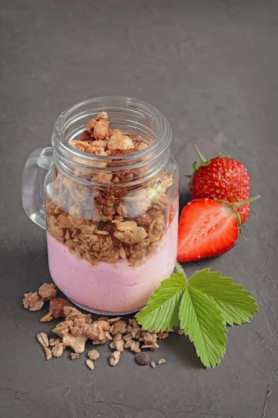 Gezond ontbijt. Zelfgemaakte yoghurt met muesli en verse aardbei in open glazen pot — Stockfoto