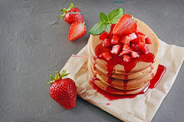Leckeres Frühstück. hausgemachte Pfannkuchen und Beerensirup mit frischen Erdbeeren — Stockfoto