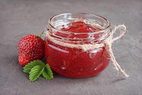 Zutat für ein gesundes Frühstück. hausgemachte Marmelade im offenen Glas mit frischen Erdbeeren — Stockfoto