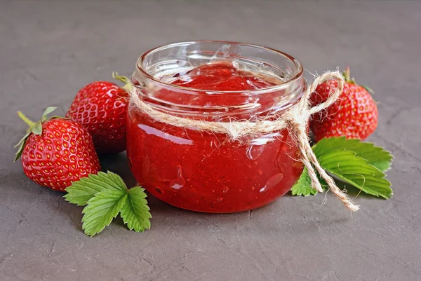 Ingredient for healthy breakfast. Homemade jam in open glass jar with fresh strawberry — Stock Photo, Image