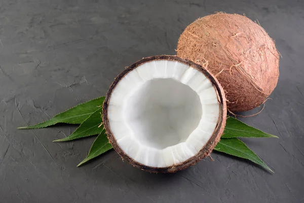 Comida saludable. Coco fresco con hojas de palma verde — Foto de Stock