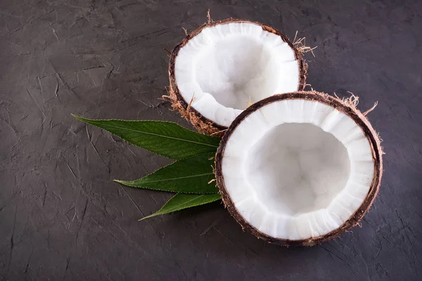 Comida saludable. Coco fresco con hojas de palma verde — Foto de Stock