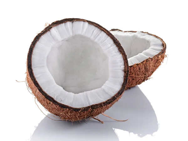 健康的食物。新鲜的椰子的一半 — 图库照片