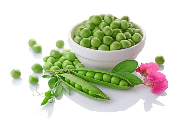Comida saludable. Guisantes verdes frescos en tazón blanco con flores rosadas de guisante dulce —  Fotos de Stock